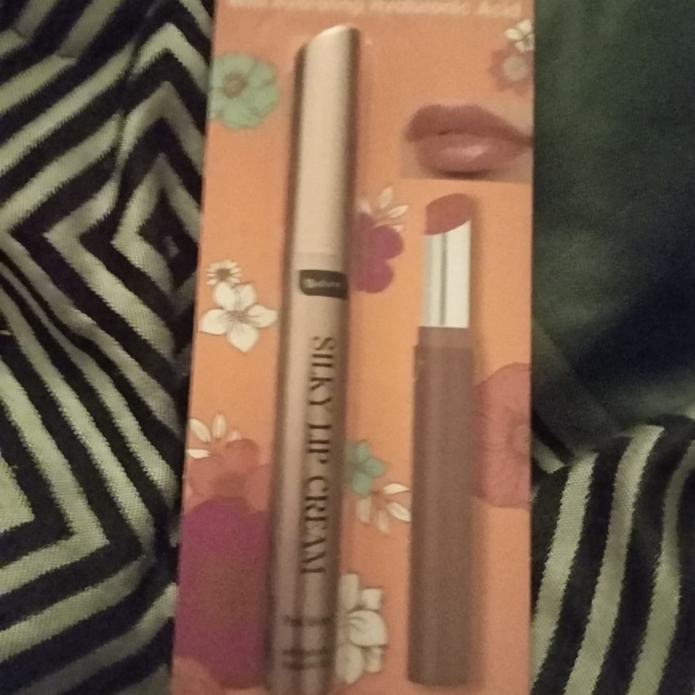 Luxurious Lip Cream in Elegant Brown